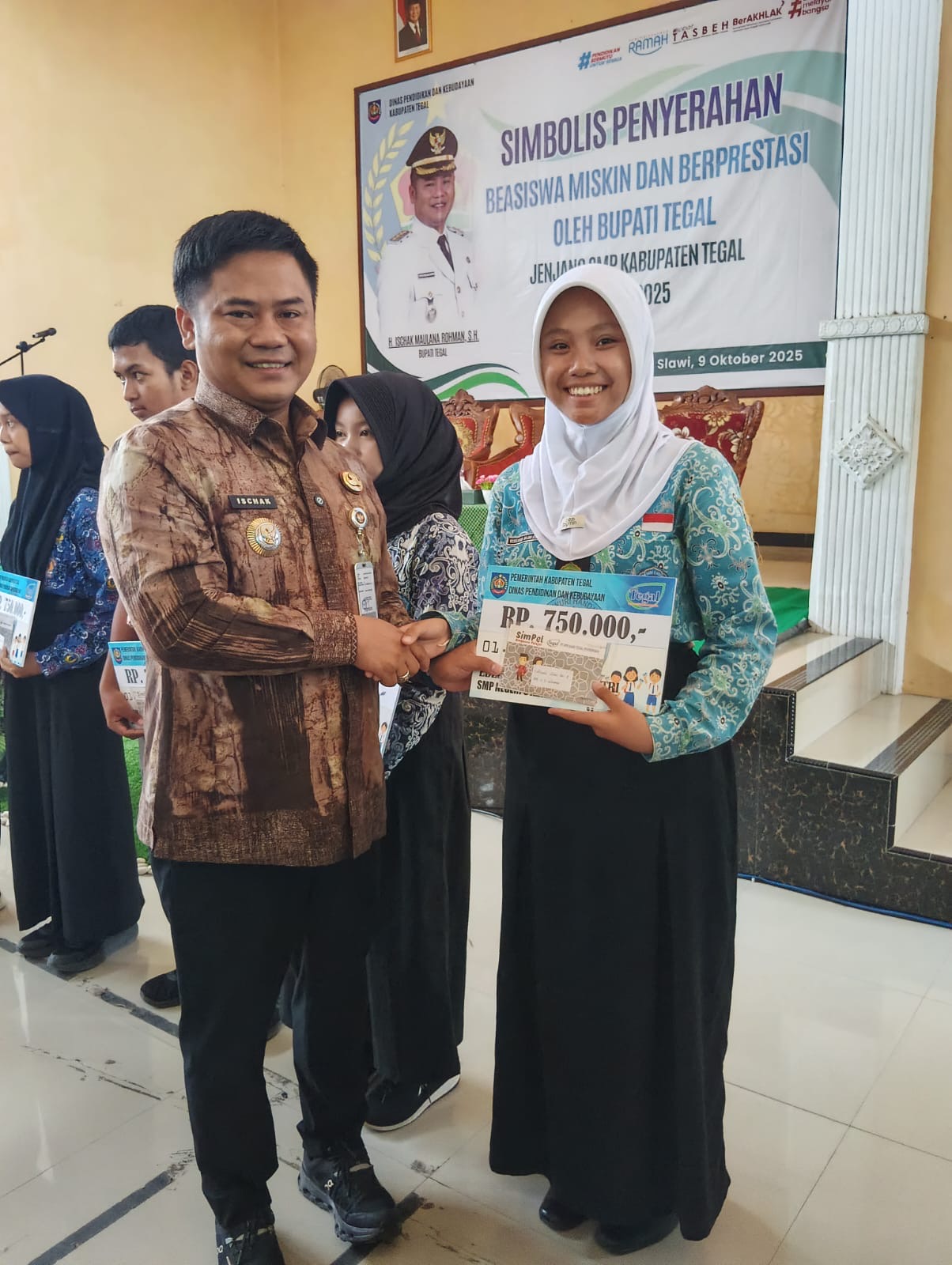 Simbolis Penyerahan Beasiswa Miskin dan Berprestasi oleh Bupati Tegal